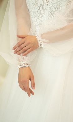 hands of a girl in a wedding dress 2021 09 03 17 13 23 utc Homepage