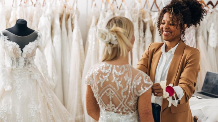 When to Get Wedding Dress Altered: A Comprehensive Guide