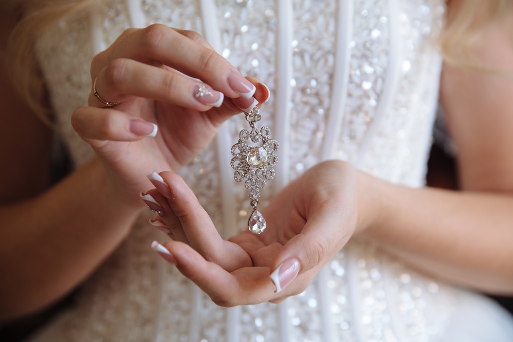  Earrind in the hands of the bride